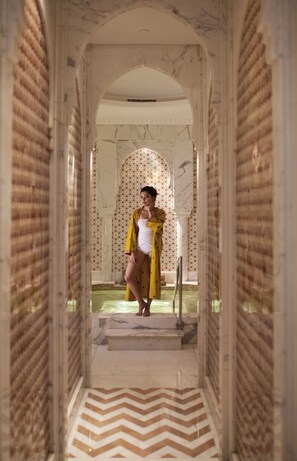 Salas de tratamiento para parejas, sauna y tina de hidromasaje 