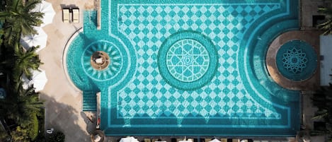 2 ulkouima-allasta avoinna 8.00–19.30, aurinkovarjoja, aurinkotuoleja