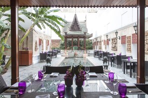 4 restaurantes, se sirven desayunos, comidas, cenas y mariscos