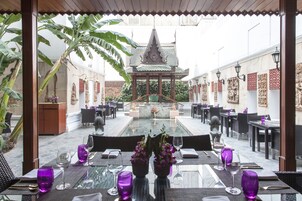 4 restaurants, breakfast, lunch, dinner served; seafood 