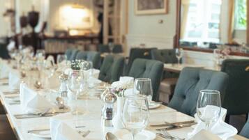 2 restaurants; breakfast, lunch and dinner served