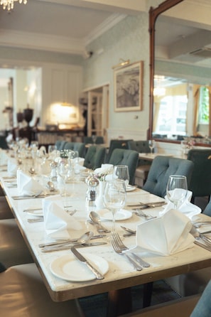 2 restaurants; breakfast, lunch, and dinner served - Old Ground Hotel (Ennis)