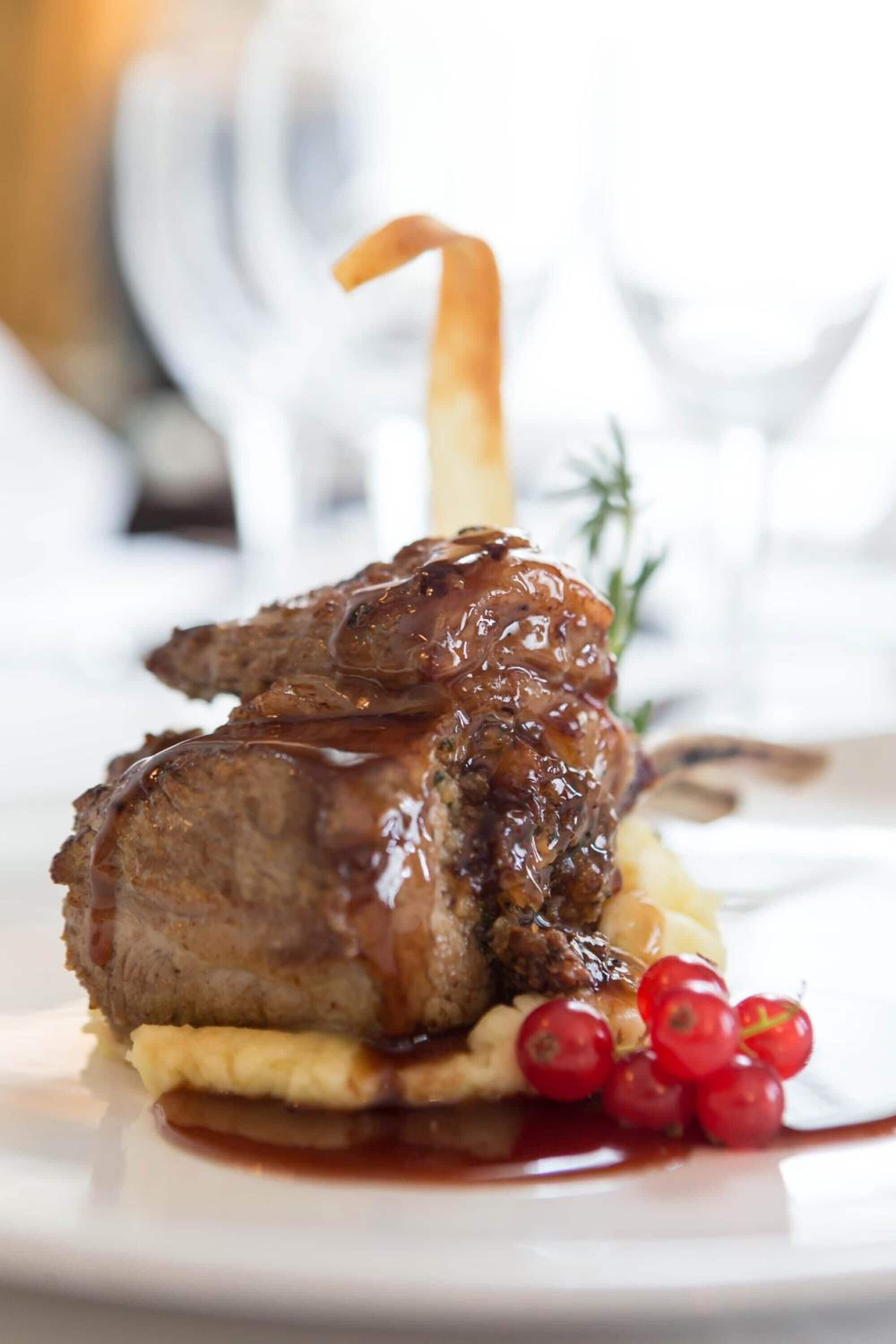 2 restaurants, breakfast served