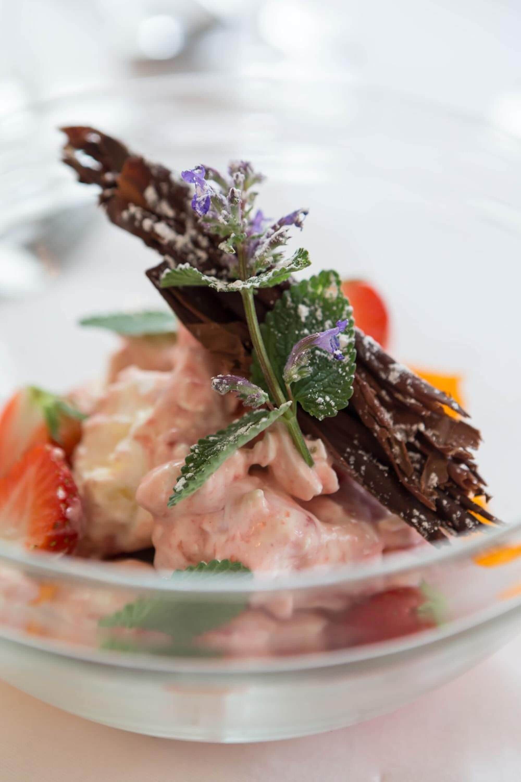 2 restaurants, breakfast served