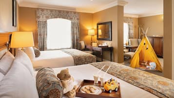 Junior Suite | In-room safe, desk, blackout drapes, iron/ironing board