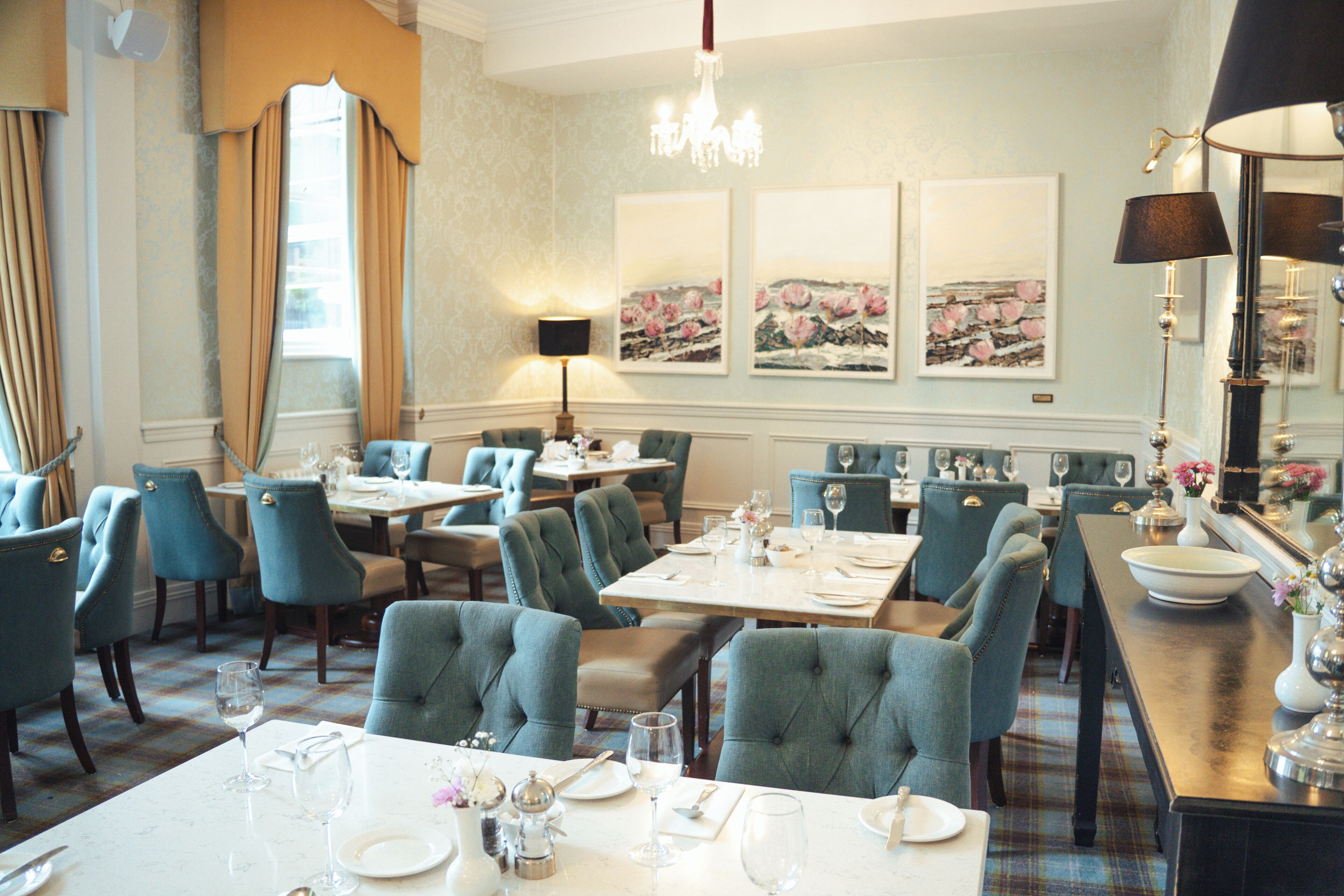 2 restaurants, breakfast served