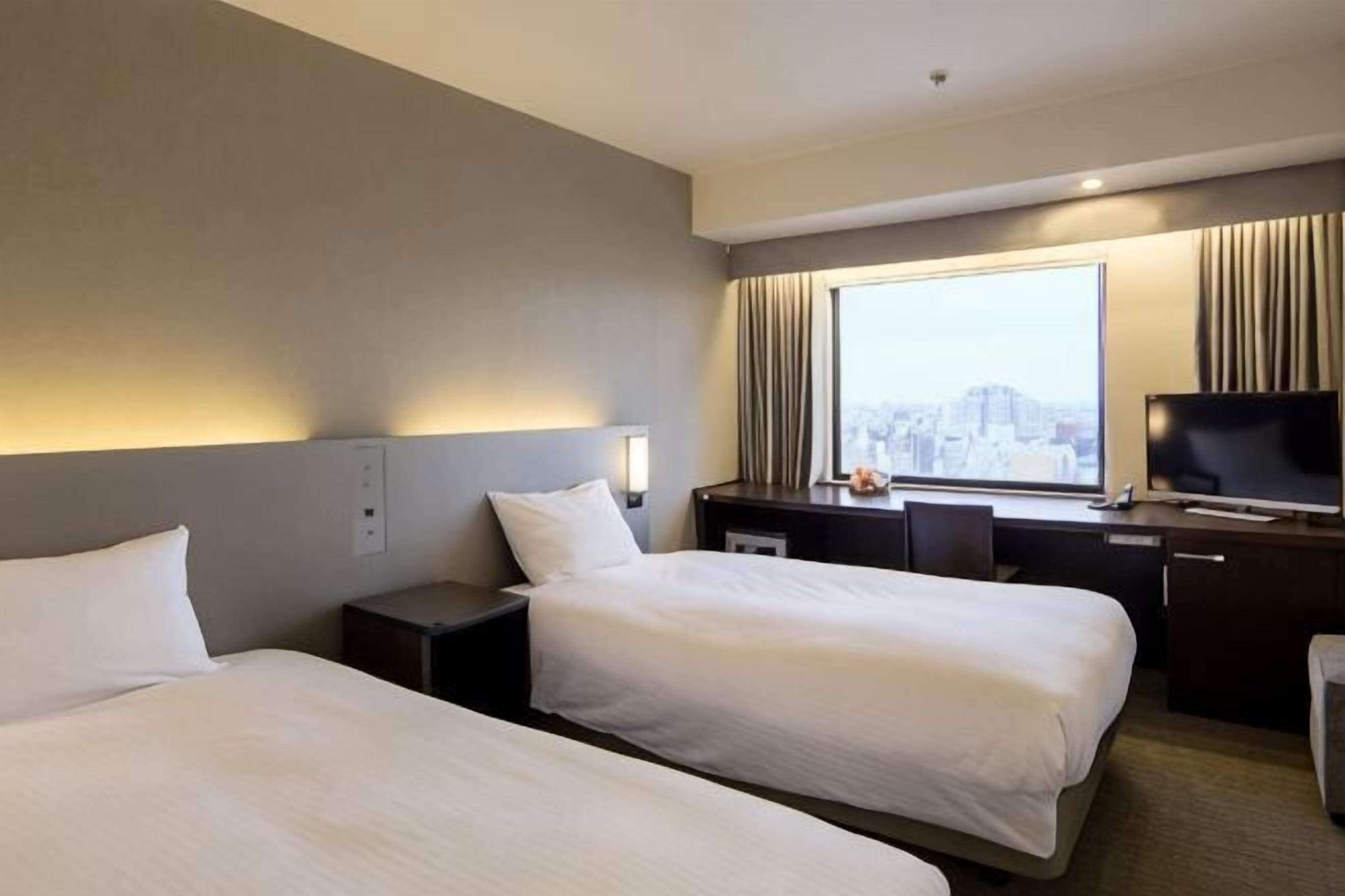 Sängtillbehör av högsta kvalitet, minibar och skrivbord