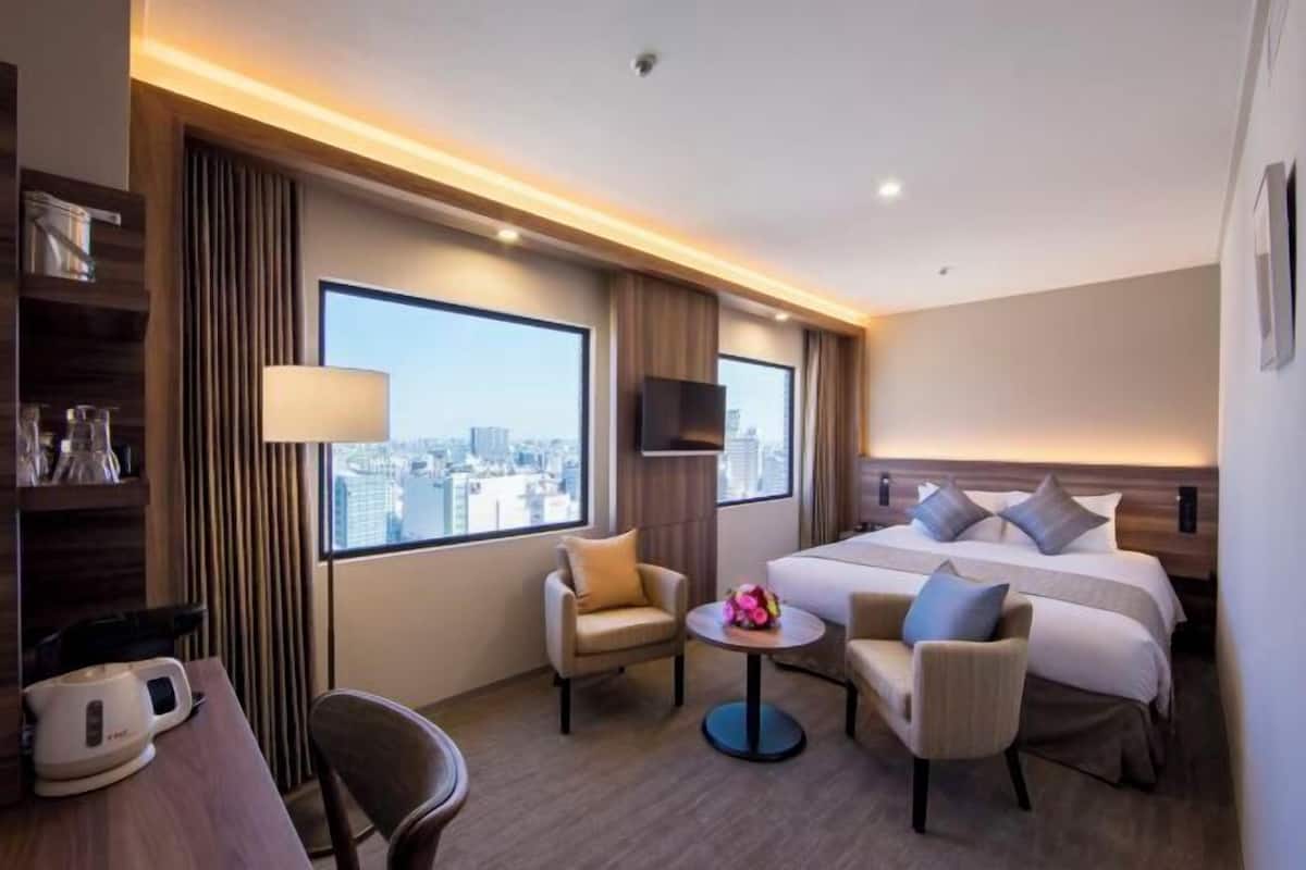 Premium bedding, minibar, desk, laptop workspace