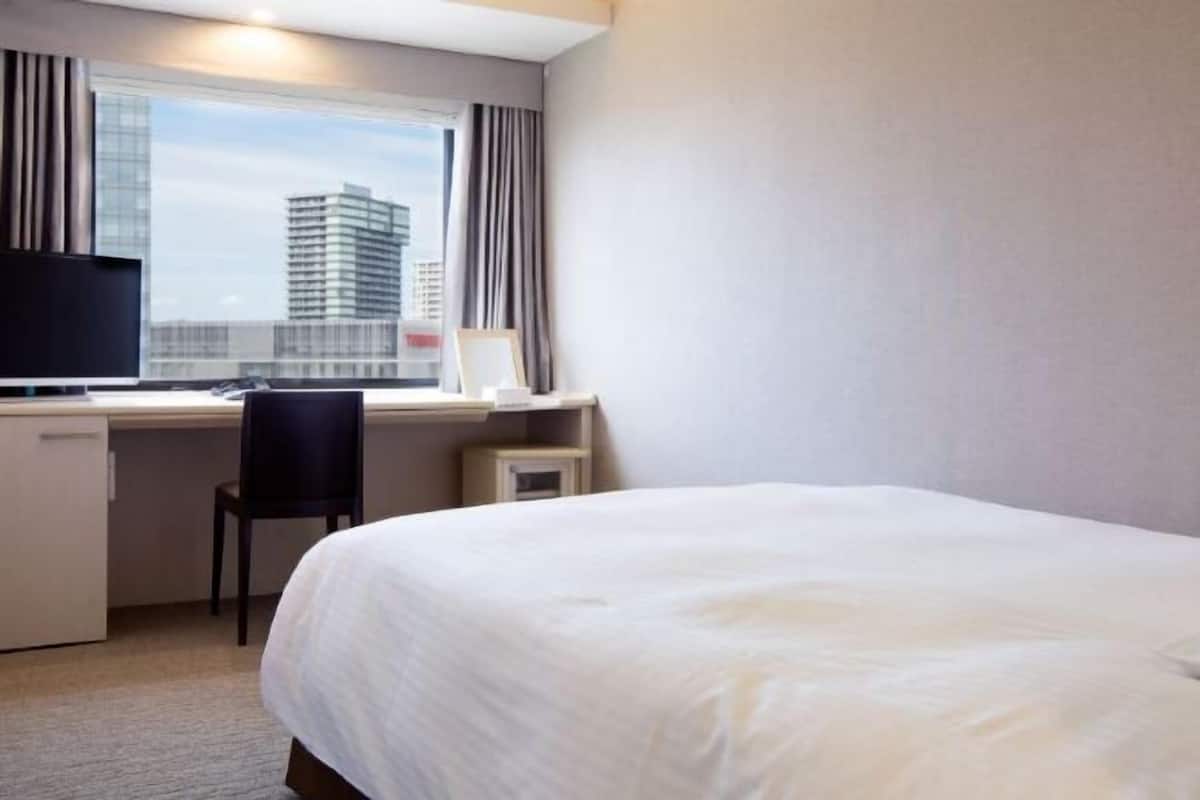 Premium bedding, minibar, desk, laptop workspace