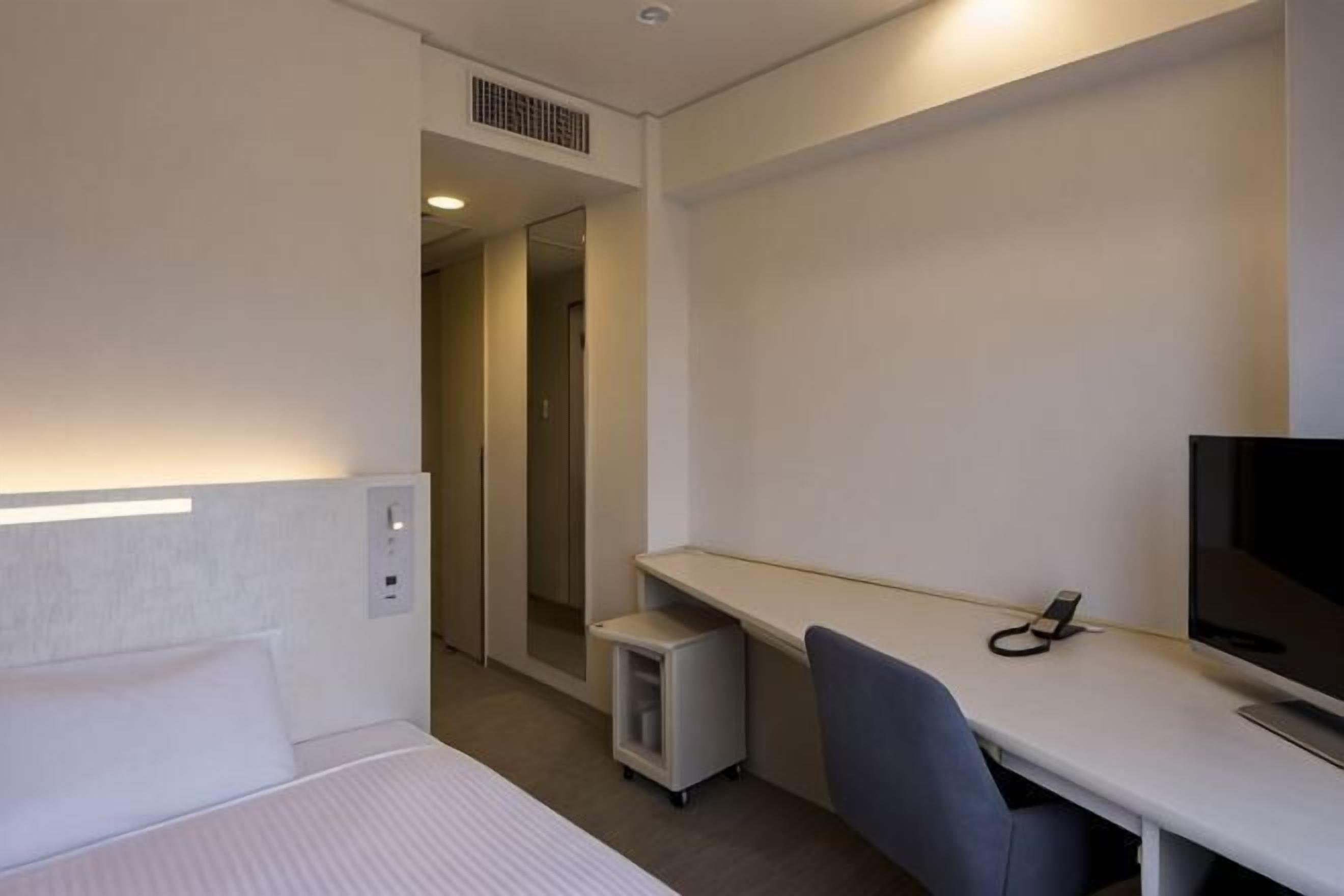 Luxe beddengoed, een minibar, een bureau, een laptopwerkplek
