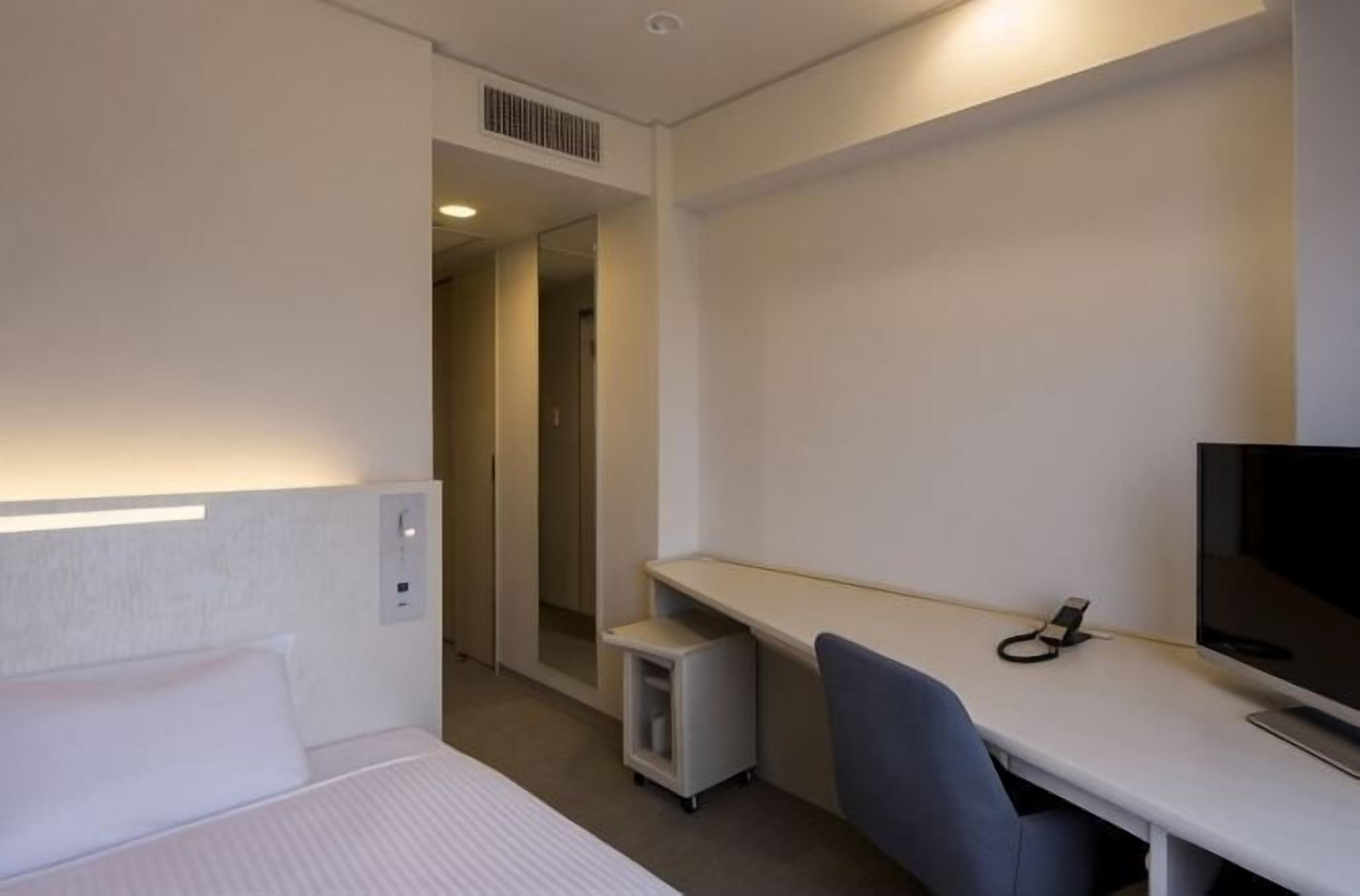 Luxe beddengoed, een minibar, een bureau, een laptopwerkplek