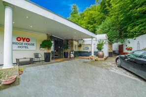 Exterior detail - The Bridge House Hotel (Reigate)