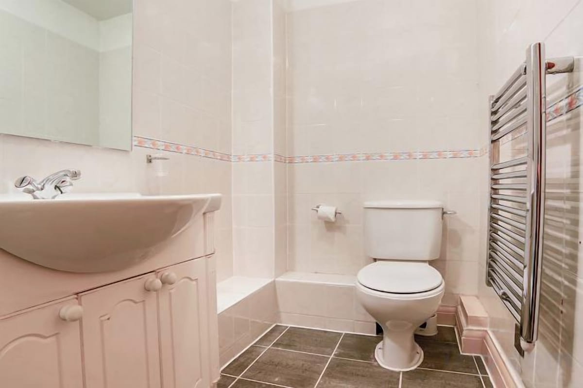 Bathroom | Free toiletries, hair dryer, towels