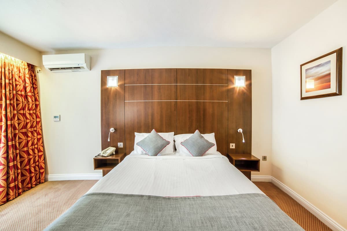 Quarto casal standard | 1 quarto, escrivaninha, ferros/tábuas de passar roupa, Wi-Fi de cortesia