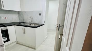 Apartment, 1 Bedroom | Private kitchenette | Electric kettle