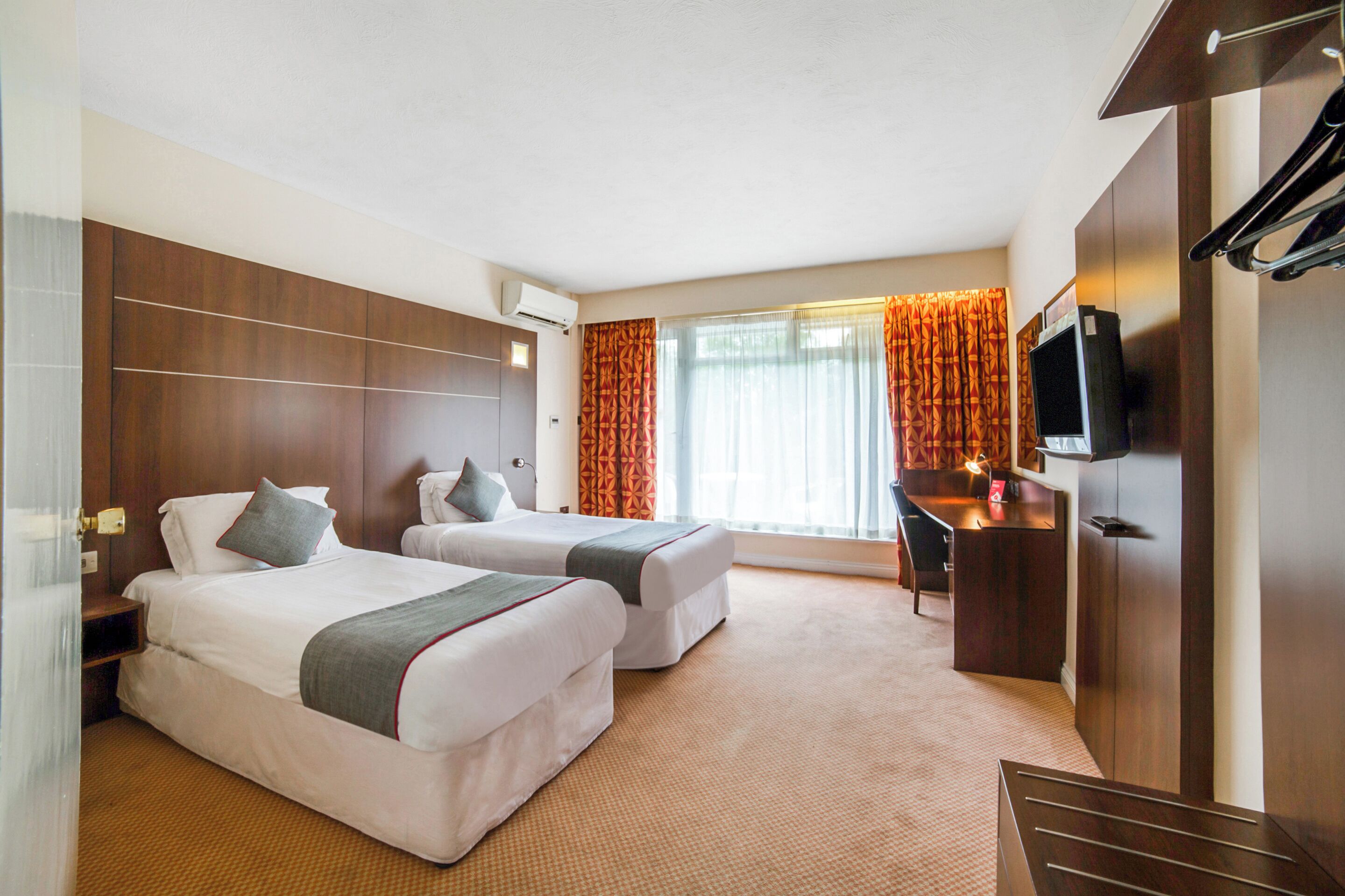 Standard Twin Room | 1 bedroom, desk, iron/ironing board, free WiFi