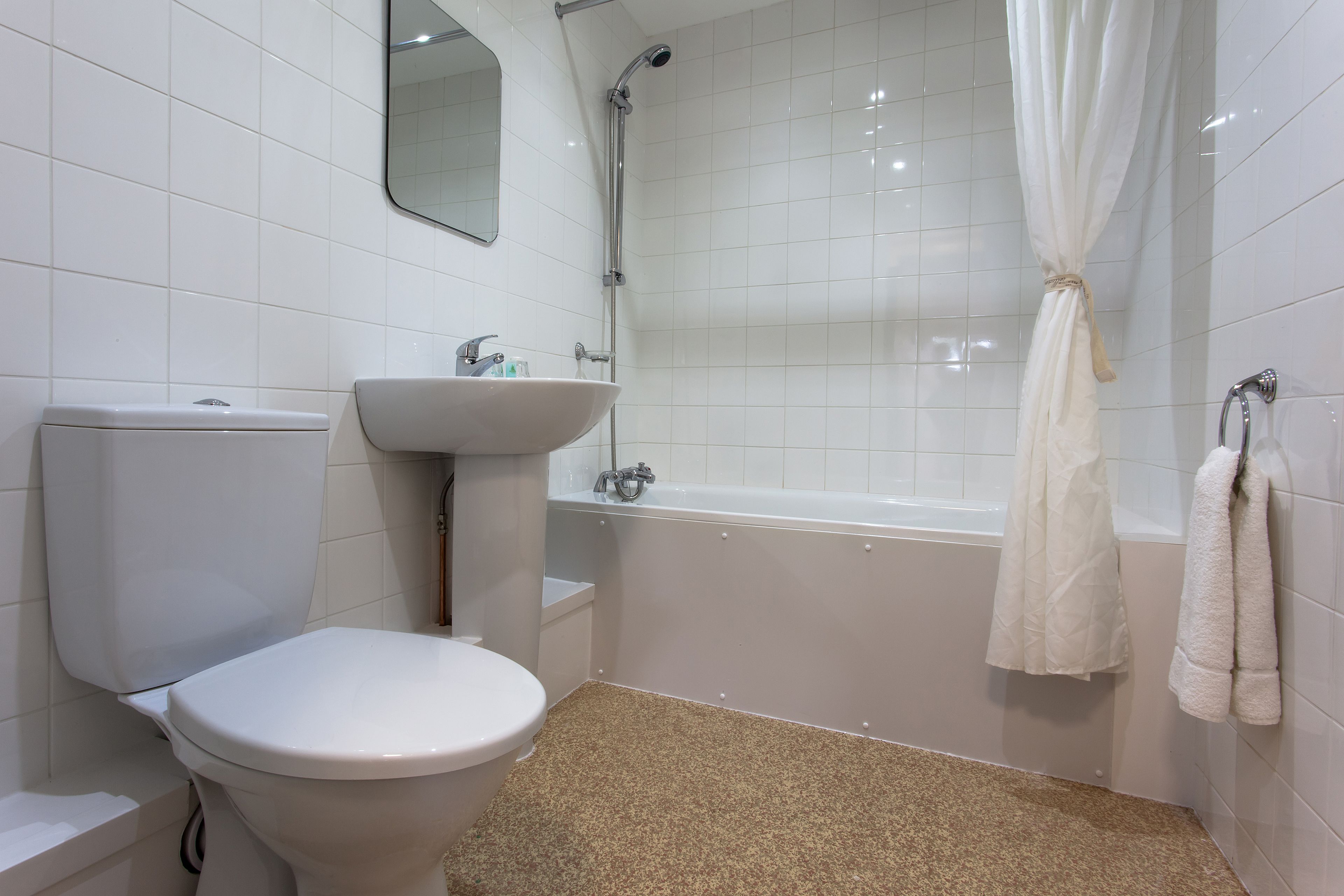 Un baño con inodoro, lavamanos y bañera.