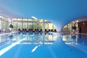 Indoor pool, sun loungers