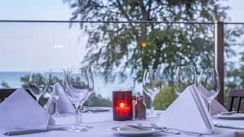 2 restaurants; breakfast, lunch and dinner served