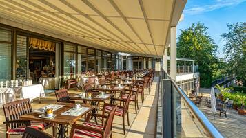 Tägliches Frühstücksbuffet (24 EUR pro Person)