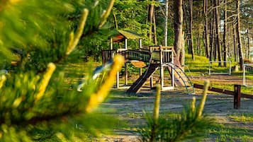 Área de juegos infantiles al aire libre