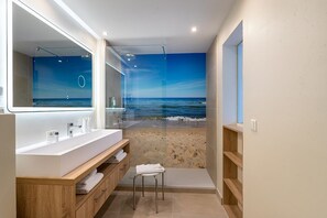 Suite – junior | Bad | Toalettartikler (inkludert), hårføner, badekåper og tøfler