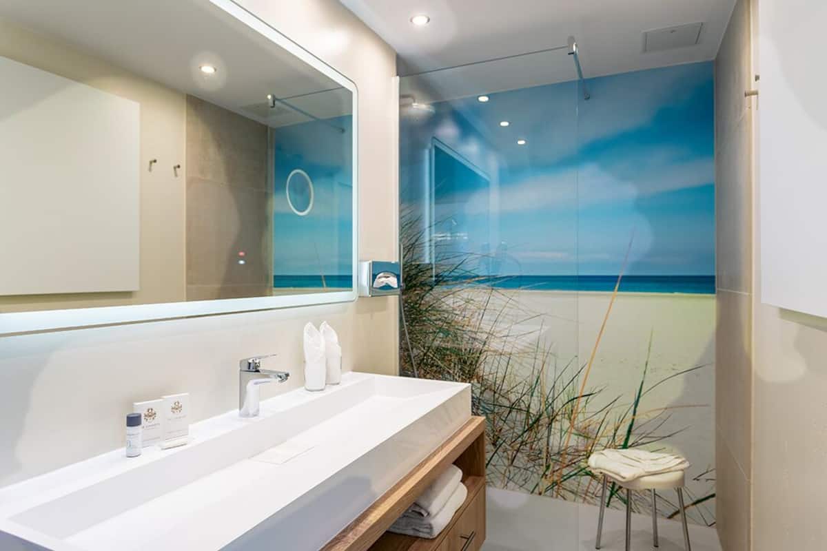 deluxe double room | bathroom | free toiletries, hair dryer, bathrobes, slippers