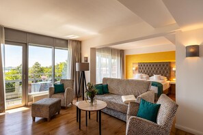 Suite junior | Sábanas de algodón egipcio, edredón, camas con pillow-top y minibar 