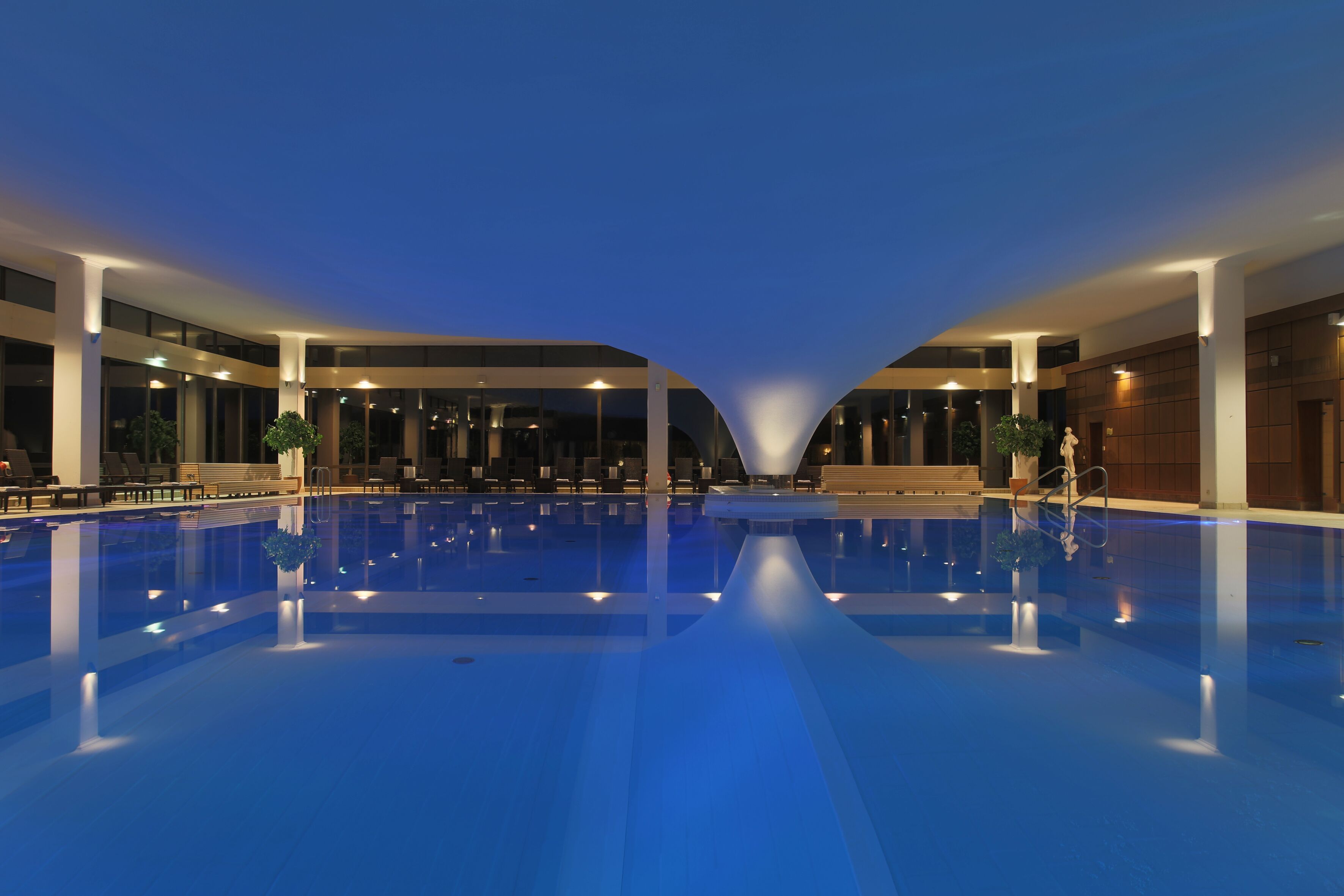 Piscine couverte, chaises longues