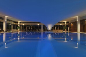 Piscine intérieure, chaises longues