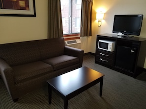 Deluxe Suite, 1 King Bed, Non Smoking | Living area | 32-inch flat-screen TV with cable channels, TV