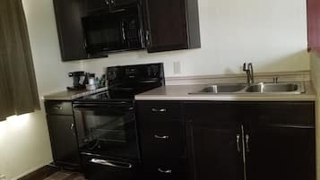 Geladeira, micro-ondas, cafeteira/chaleira