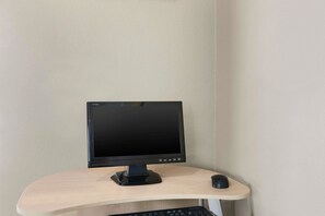 Business center - Super 8 by Wyndham Pulaski (Pulaski)