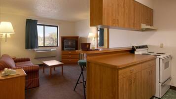 Suite, 1 kingsize-seng, ikke-røyk, kjøkken | Skrivebord, strykejern/-brett og barnesenger (inkludert)