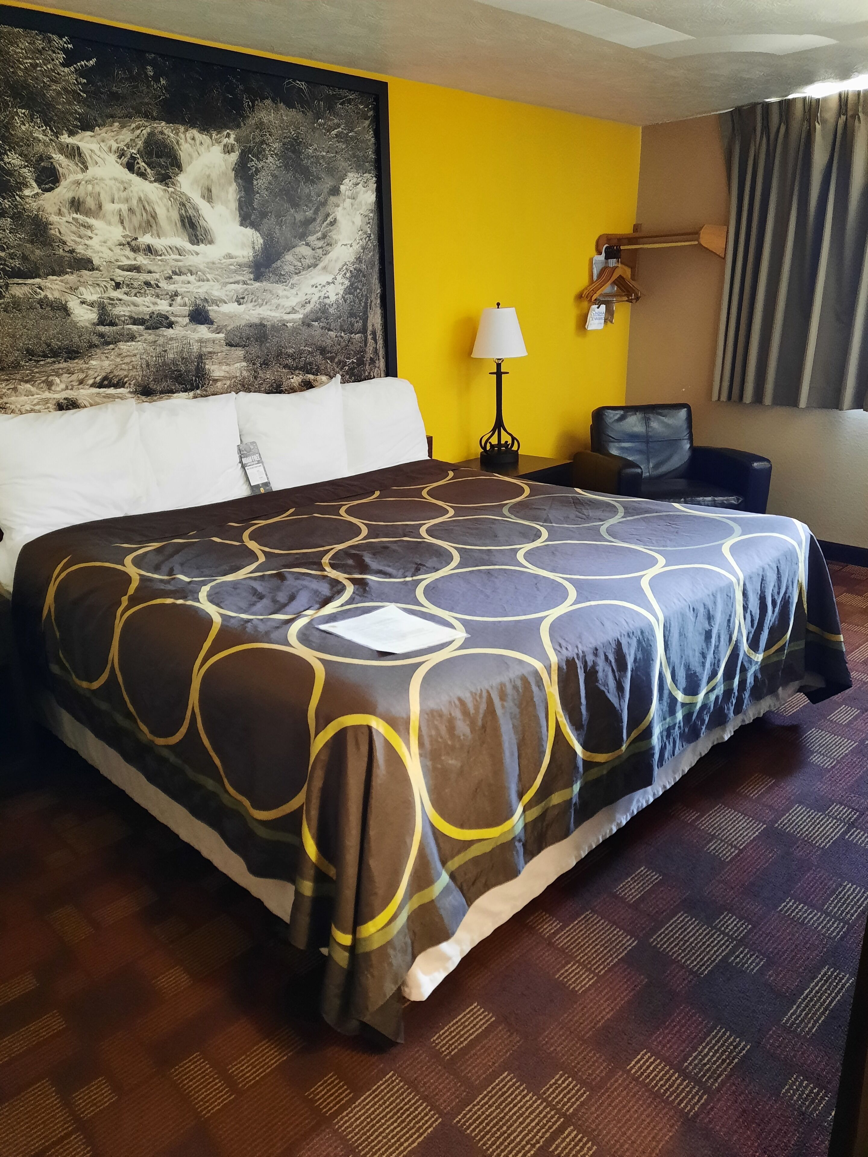Standard Room, 1 King Bed | Desk, blackout drapes, free WiFi, bed sheets