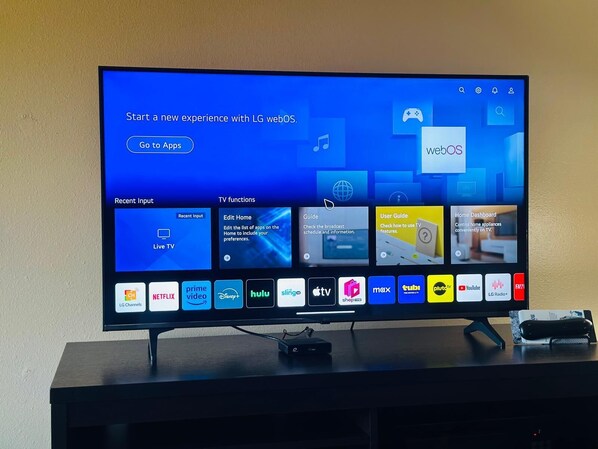Un televisor mostrando la interfaz webOS de LG con varios íconos y opciones de aplicaciones.