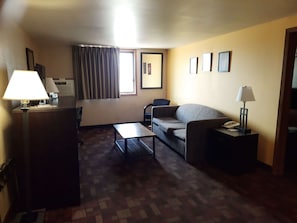 Suite studio, 1 très grand lit, non-fumeur | Bureau, rideaux d’obscurcissement, accès au Wi-Fi (inclus)
