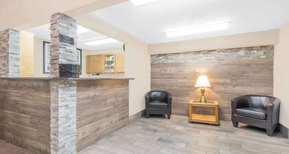 Super 8 by Wyndham Watertown