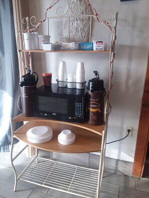 Refrigerador, microondas y cafetera y tetera