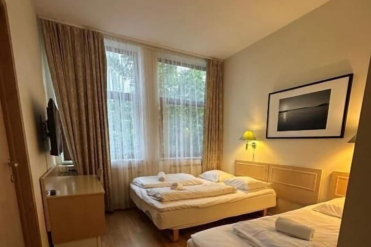 Basic Triple Room | In-room safe, desk, soundproofing, WiFi (free)