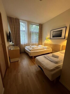 Basic Triple Room | 1 bedroom, in-room safe, desk, soundproofing
