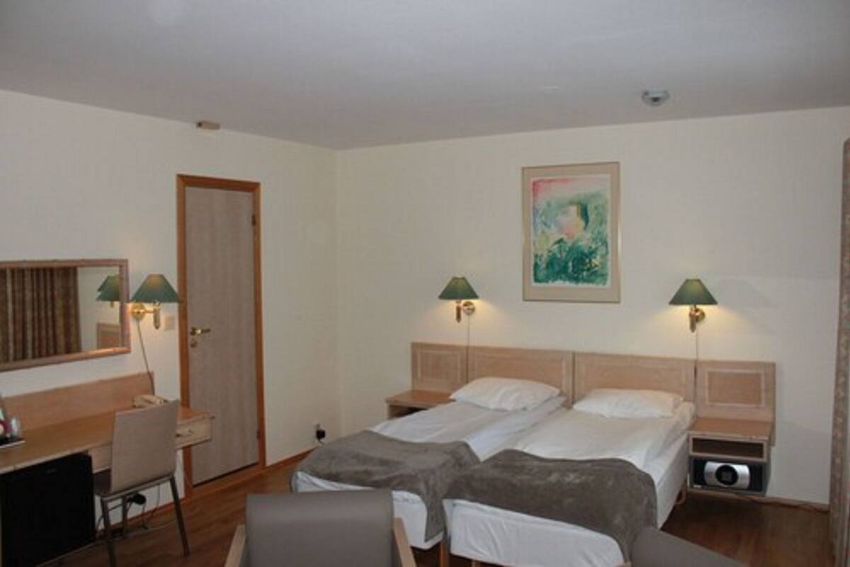 Double Room | In-room safe, desk, soundproofing, WiFi (free)