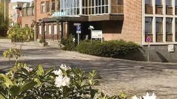 Vista frontal de la propiedad