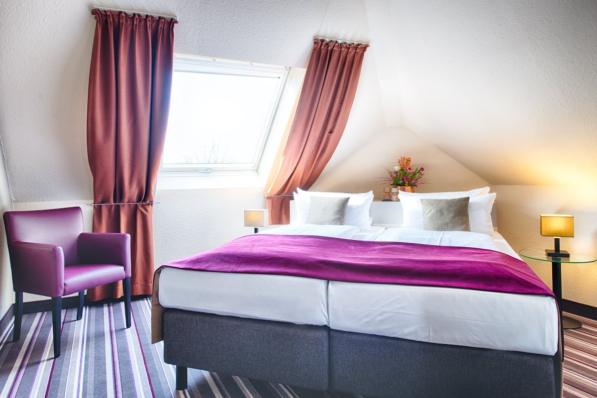 Junior Suite | In-room safe, desk, cribs (free), WiFi (free)