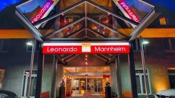 Welcome to Leonardo Mannheim, where modern design meets natural light.