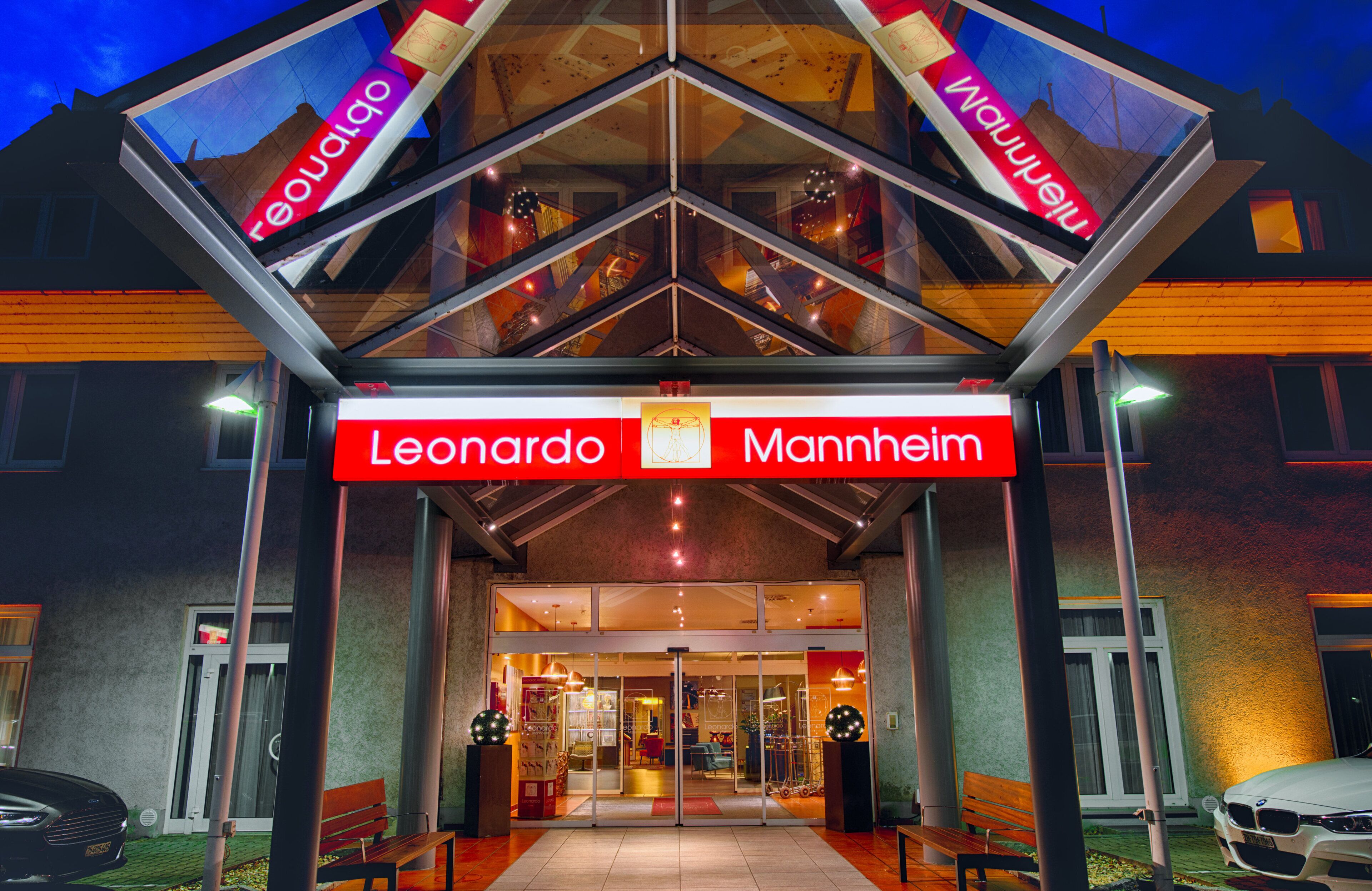 En hotellentrén med en glasfasad, där namnen ”Leonardo” och ”Mannheim” är tydligt synliga.