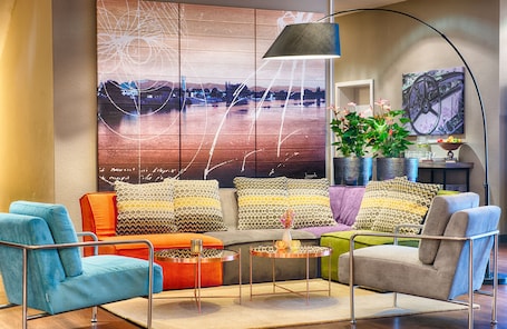 Área de estar no saguão. Leonardo Hotel Mannheim - Ladenburg