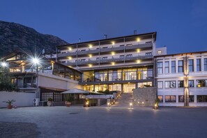 Overnatningsstedets facade – aften/nat