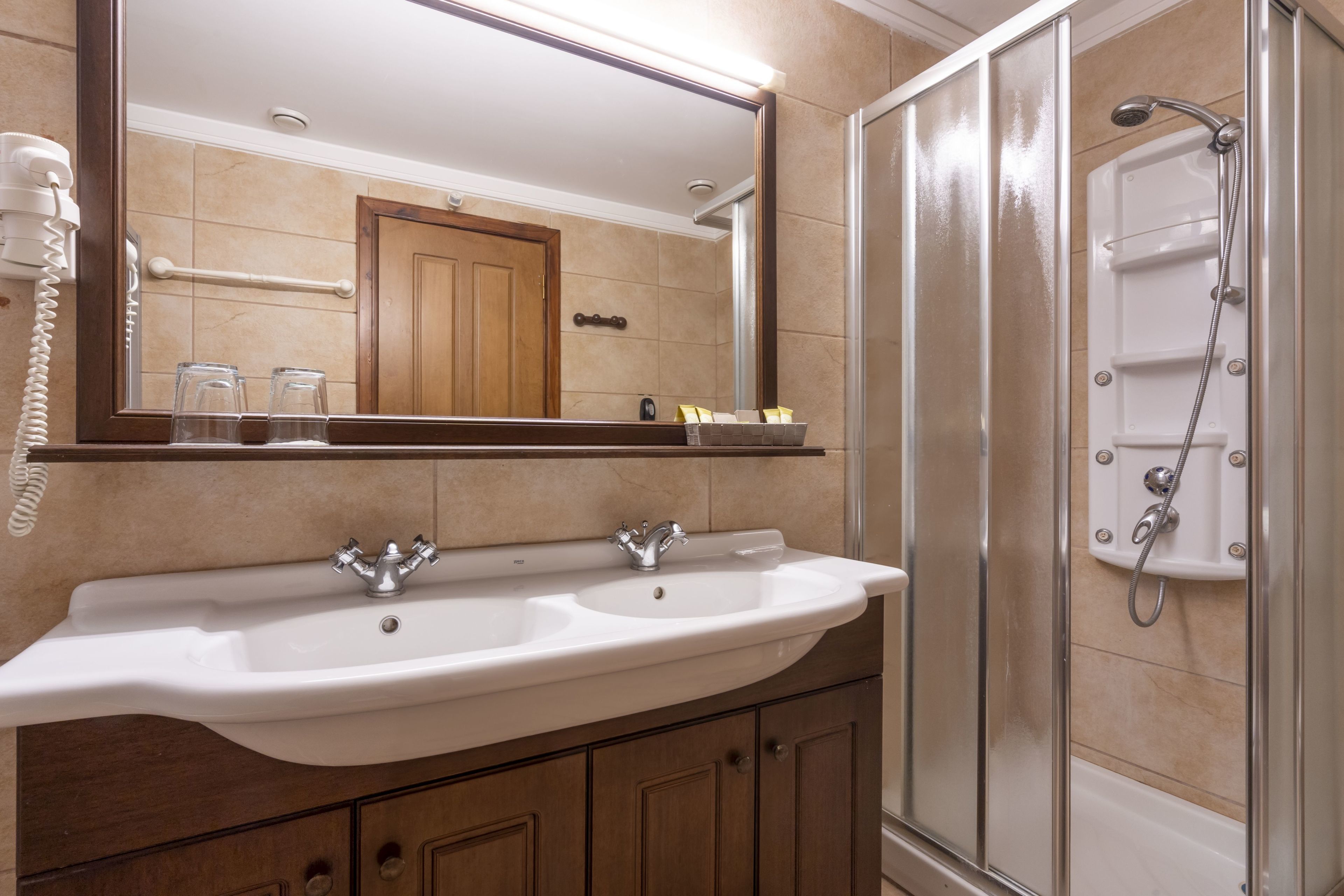 mini suite-chalet | bathroom | free toiletries, hair dryer, slippers, towels