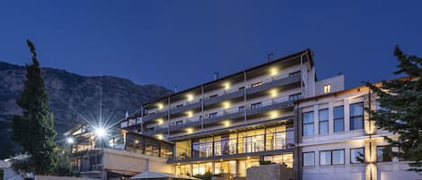 Vista frontal de la propiedad por la tarde o noche